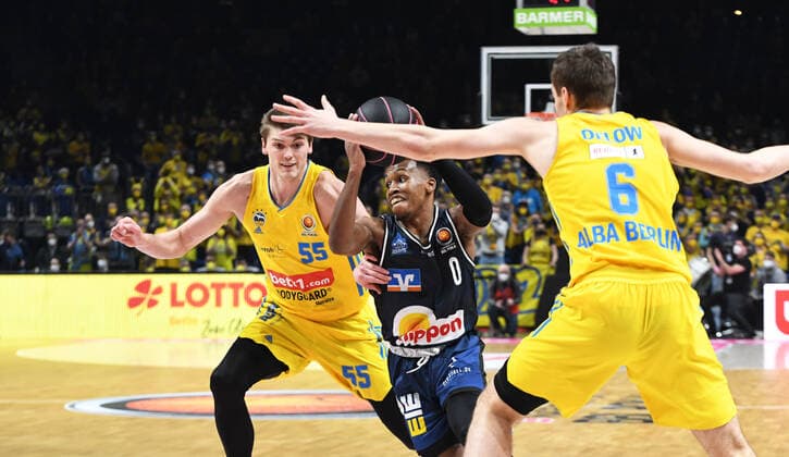 Basketball, men, season 2021 2022, MagentaSport BBL Cup, Top Four Final , Hakro Merlins Crailsheim Alba Berlin, v l Ben Lammers Alba Berlin , T J Shorts Hakro Merlins Crailsheim , Malte Delow Alba Berlin , 20 02 2022, Copyright: xSebastianxRäppold MatthiasxKochx