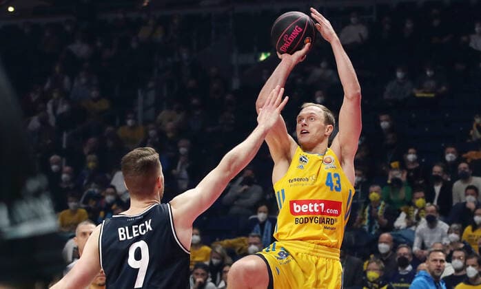 Fabian Bleck, Luke Sikma Action Game Scene Duel Sports Basketball BBL Cup Top Four Mens Final Season 2021 2022 20 02 2022 Alba Berlin vs HAKRO Merlins Crailsheim