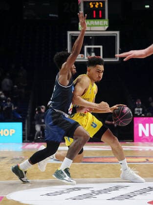 TJ Shorts II, Maodo Lo action game scene duel sports basketball BBL cup top four men final season 2021 2022 20 02 2022 Alba Berlin vs HAKRO Merlins Crailsheim