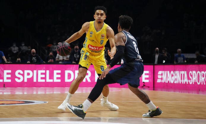 Maodo Lo, TJ Shorts II action game scene duel sports basketball BBL Cup Top Four mens final season 2021 2022 20 02 2022 Alba Berlin vs HAKRO Merlins Crailsheim