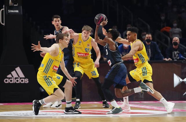 Malte Delow, Ben Lammers, TJ Shorts II, Maodo Lo action game scene duel sports basketball BBL Cup Top Four mens final season 2021 2022 20 02 2022 Alba Berlin vs HAKRO Merlins Crailsheim