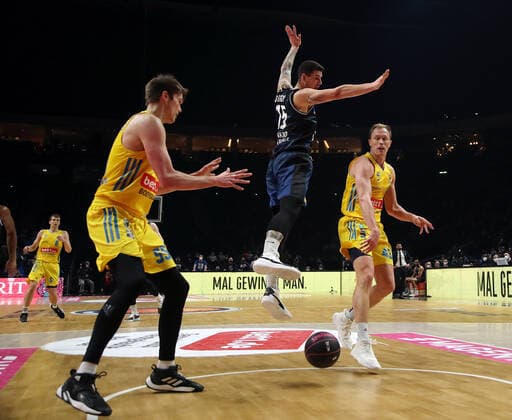 Ben Lammers, Bogdan Radosavljevic, Luke Sikma Action Game Scene Duel Sports Basketball BBL Cup Top Four Mens Final Season 2021 2022 20 02 2022 Alba Berlin vs HAKRO Merlins Crailsheim