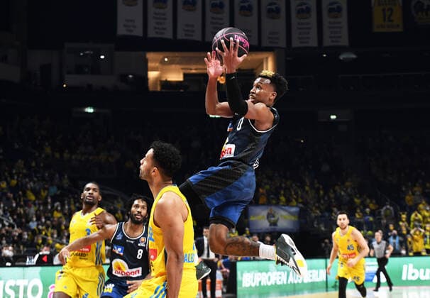 Basketball, men, season 2021 2022, MagentaSport BBL Cup, Top Four Final , Hakro Merlins Crailsheim Alba Berlin, v l Johannes Thiemann Alba Berlin , T J Shorts Hakro Merlins Crailsheim , 20 02 2022, Copyright: xSebastianxRäppold MatthiasxKochx