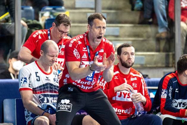 Maik Machulla SG Flensburg Handewitt, coach , fires up team HC Erlangen vs SG Flensburg Handewitt, Handball, Bundesliga, 21 Matchday, 20 02 2022 HC Erlangen vs SG Flensburg Handewitt, Handball, Bundesliga, 21 Matchday, 20 02 2022 Nuernberg Copyright: xEIBNER GuenerxSantemizx EP_GSZ