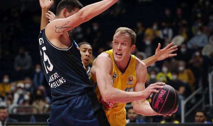 Bogdan Radosavljevic, Luke Sikma action game scene duel sports basketball BBL Cup Top Four mens final season 2021 2022 20 02 2022 Alba Berlin vs HAKRO Merlins Crailsheim