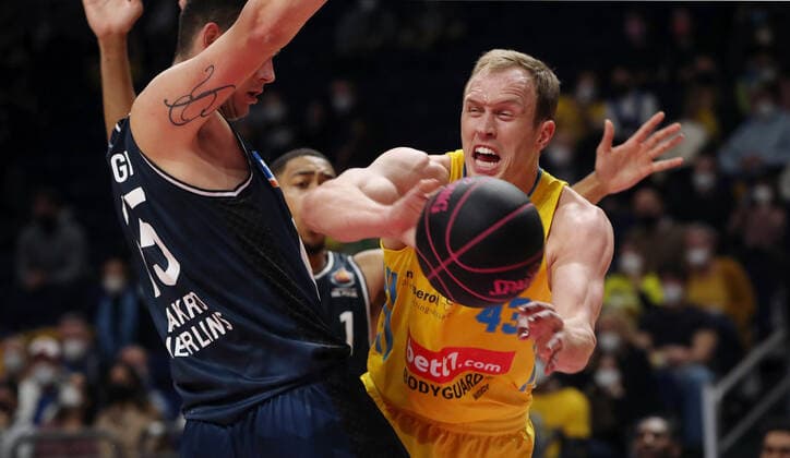 Bogdan Radosavljevic, Luke Sikma action game scene duel sports basketball BBL Cup Top Four mens final season 2021 2022 20 02 2022 Alba Berlin vs HAKRO Merlins Crailsheim