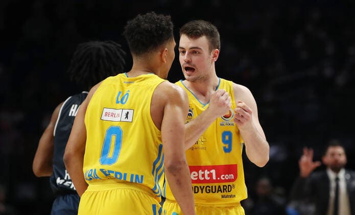 Maodo Lo, Jonas Mattissek talking action upper body upper body sports basketball BBL cup top four men final season 2021 2022 20 02 2022 Alba Berlin vs HAKRO Merlins Crailsheim