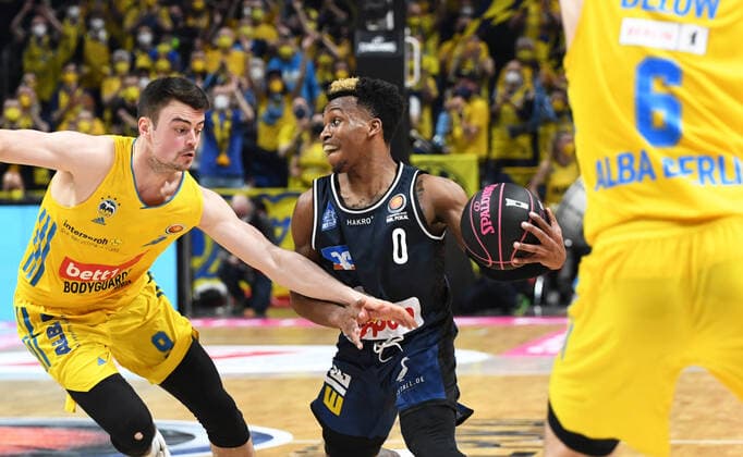 Basketball, men, season 2021 2022, MagentaSport BBL Cup, Top Four Final , Hakro Merlins Crailsheim Alba Berlin, v l Jonas Mattisseck Alba Berlin , T J Shorts Hakro Merlins Crailsheim , Malte Delow Alba Berlin , 20 02 2022, Copyright: xSebastianxRäppold MatthiasxKochx