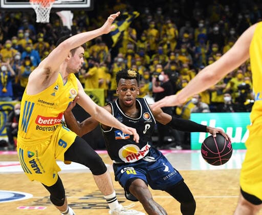 Basketball, men, season 2021 2022, MagentaSport BBL Cup, Top Four Final , Hakro Merlins Crailsheim Alba Berlin, v l Jonas Mattisseck Alba Berlin , T J Shorts Hakro Merlins Crailsheim , Malte Delow Alba Berlin , 20 02 2022, Copyright: xSebastianxRäppold MatthiasxKochx