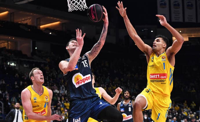 Basketball, men, season 2021 2022, MagentaSport BBL Cup, Top Four Final , Hakro Merlins Crailsheim Alba Berlin, v l Luke Sikma Alba Berlin , Bogdan Radosavljevic Hakro Merlins Crailsheim , Oscar da Silva Alba Berlin , 20 02 2022, Copyright: xSebastianxRäppold MatthiasxKochx