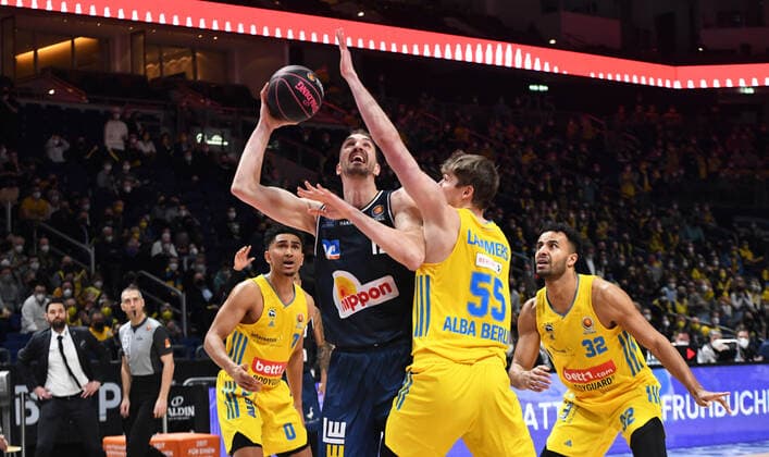 Basketball, men, season 2021 2022, MagentaSport BBL Cup, Top Four Final , Hakro Merlins Crailsheim Alba Berlin, v l Dejan Kovacevic Hakro Merlins Crailsheim , Ben Lammers Alba Berlin , 20 02 2022, Copyright: xSebastianxRäppold MatthiasxKochx