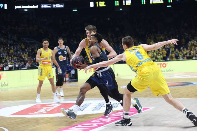 DEU, TOP4, Cup, ALBA vs Crailsheim, 20 02 2022, Mercedes Benz Arena, Berlin, DEU, TOP4, Cup, ALBA vs Crailsheim, in picture Lammers ALBA Berlin 55 , Malte Delow ALBA Berlin 6 , T J Shorts Crailsheim 0 nordphotoxGmbHx xEngler nph00076