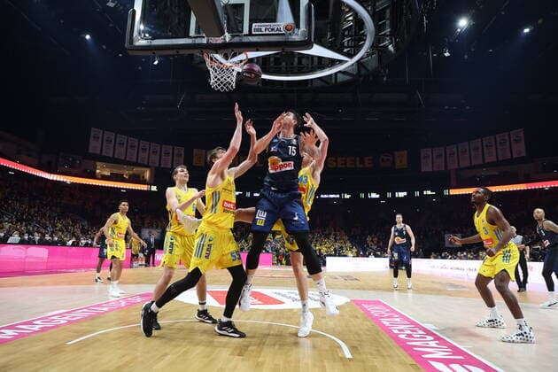 DEU, TOP4, Cup, ALBA vs Crailsheim, 20 02 2022, Mercedes Benz Arena, Berlin, DEU, TOP4, Cup, ALBA vs Crailsheim, in picture Lammers ALBA Berlin 55 , Luke Sikma ALBA Berlin 43 , Malte Delow ALBA Berlin 6 , Bogdan Radosavljevic Crailsheim 15 nordphotoxGmbHx xEngler nph00076