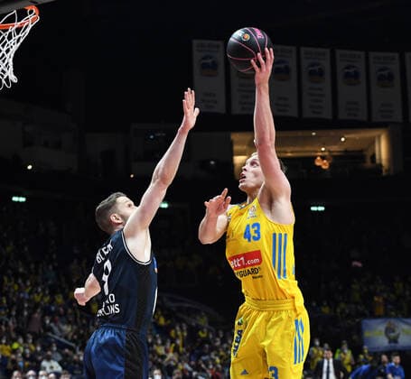 Basketball, men, season 2021 2022, MagentaSport BBL Cup, Top Four Final , Hakro Merlins Crailsheim Alba Berlin, f l Fabian Bleck Hakro Merlins Crailsheim , Luke Sikma Alba Berlin , 20 02 2022, Copyright: xSebastianxRäppold MatthiasxKochx