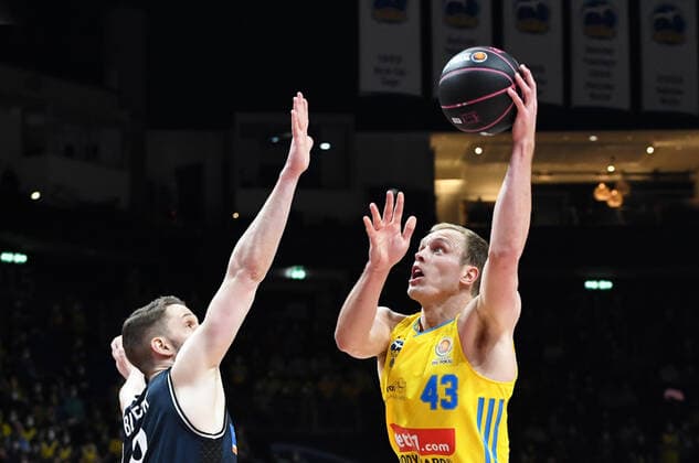 Basketball, men, season 2021 2022, MagentaSport BBL Cup, Top Four Final , Hakro Merlins Crailsheim Alba Berlin, f l Fabian Bleck Hakro Merlins Crailsheim , Luke Sikma Alba Berlin , 20 02 2022, Copyright: xSebastianxRäppold MatthiasxKochx