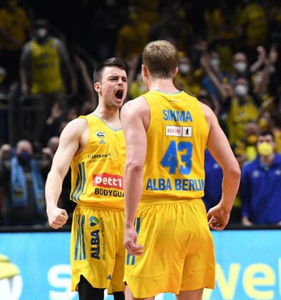 Basketball, men, season 2021 2022, MagentaSport BBL Cup, Top Four Final , Hakro Merlins Crailsheim Alba Berlin, v l Jonas Mattisseck Alba Berlin , Luke Sikma Alba Berlin , 20 02 2022, Copyright: xSebastianxRäppold MatthiasxKochx