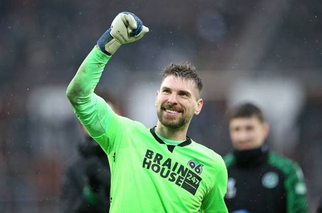 20 02 2022, Football 2 Bundesliga 2021 2022, 23 Matchday, FC St Pauli Hannover 96, at Millerntor Stadium Hamburg final cheer goalkeeper Ron Robert Zieler Hannover DFL and DFB regulations prohibit any use of photographs as image sequences and or quasi video