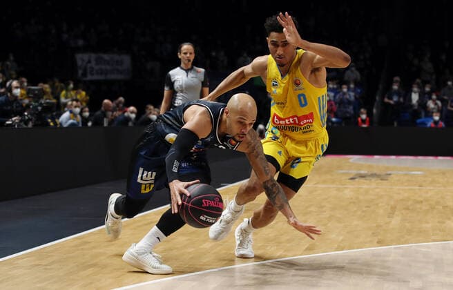 Maurice Stuckey, Maodo Lo action game scene duel sports basketball BBL Cup Top Four mens final season 2021 2022 20 02 2022 Alba Berlin vs HAKRO Merlins Crailsheim