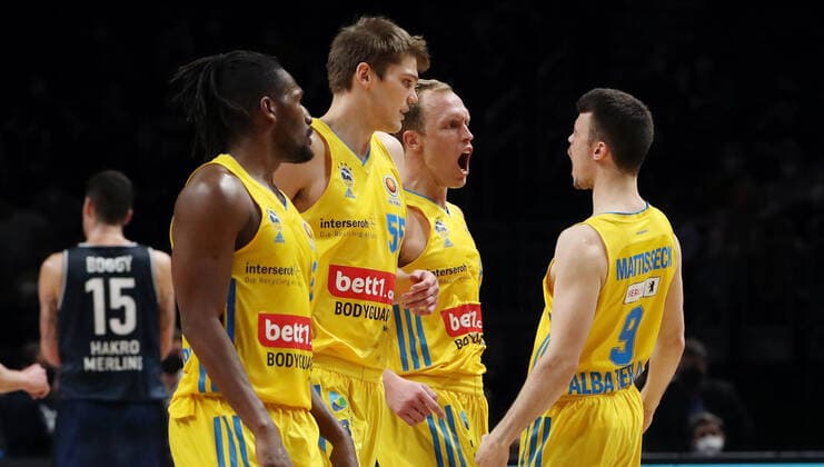Jaleen Smith, Ben Lammers, Luke Sikma, Jonas Mattissek jubilant joy emotion jubilation after three-pointer three-point shot sports basketball BBL Cup Top Four mens final season 2021 2022 20 02 2022 Alba Berlin vs HAKRO Merlins Crailsheim