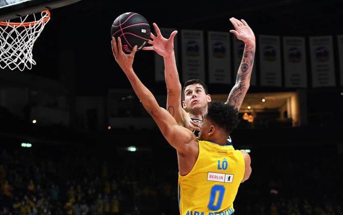 Basketball, men, season 2021 2022, MagentaSport BBL Cup, Top Four Final , Hakro Merlins Crailsheim Alba Berlin, v l Bogdan Radosavljevic Hakro Merlins Crailsheim , Maodo Lo Alba Berlin , 20 02 2022, Copyright: xSebastianxRäppold MatthiasxKochx