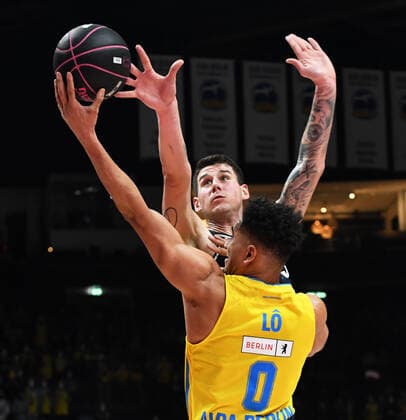 Basketball, men, season 2021 2022, MagentaSport BBL Cup, Top Four Final , Hakro Merlins Crailsheim Alba Berlin, v l Bogdan Radosavljevic Hakro Merlins Crailsheim , Maodo Lo Alba Berlin , 20 02 2022, Copyright: xSebastianxRäppold MatthiasxKochx