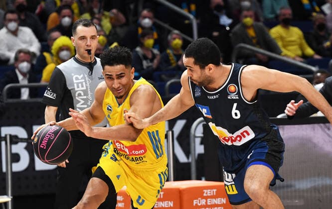 Basketball, men, season 2021 2022, MagentaSport BBL Cup, Top Four Final , Hakro Merlins Crailsheim Alba Berlin, v l Maodo Lo Alba Berlin , Elias Lasisi Hakro Merlins Crailsheim , 20 02 2022, Copyright: xSebastianxRäppold MatthiasxKochx
