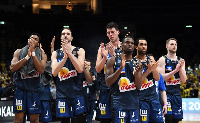 Basketball, men, season 2021 2022, MagentaSport BBL Cup, Top Four Final , Hakro Merlins Crailsheim Alba Berlin, Crailsheim, disappointment after the end of the game, 20 02 2022, Copyright: xSebastianxRäppold MatthiasxKochx