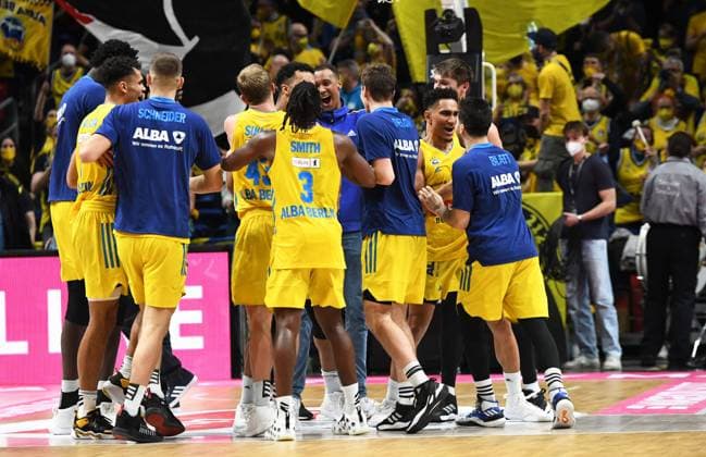 Basketball, men, season 2021 2022, MagentaSport BBL Cup, Top Four Final , Hakro Merlins Crailsheim Alba Berlin, Alba, cheering after the end of the game, 20 02 2022, Copyright: xSebastianxRäppold MatthiasxKochx