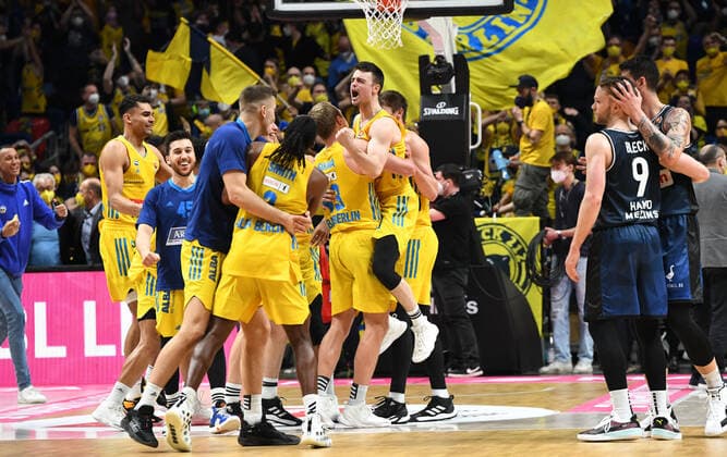 Basketball, men, season 2021 2022, MagentaSport BBL Cup, Top Four Final , Hakro Merlins Crailsheim Alba Berlin, Alba, cheering after the end of the game, 20 02 2022, Copyright: xSebastianxRäppold MatthiasxKochx