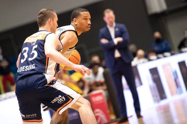 BARMER 2 Basketball Bundesliga ProA Season 2021 2022 Matchday 26 on 20 2 22 Medipolis SC Jena vs Rostock Seawolves On the ball Rayshawn Simmons Jena vs Bradley Loesing Rostock Sparkassen Arena