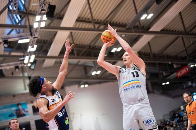 BARMER 2 Basketball Bundesliga ProA season 2021 2022 Matchday 26 on 20 2 22 Medipolis SC Jena vs Rostock Seawolves v re Clint Chapman Jena throwing against Nijal Eman Pearson Rostock Sparkassen Arena