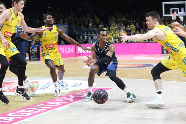 DEU, TOP4, Cup, ALBA vs Crailsheim, 20 02 2022, Mercedes Benz Arena, Berlin, DEU, TOP4, Cup, ALBA vs Crailsheim, pictured Jaleen Smith ALBA Berlin 3 , Lammers ALBA Berlin 55 , a9 T J Shorts Crailsheim 0 nordphotoxGmbHx xEngler nph00076