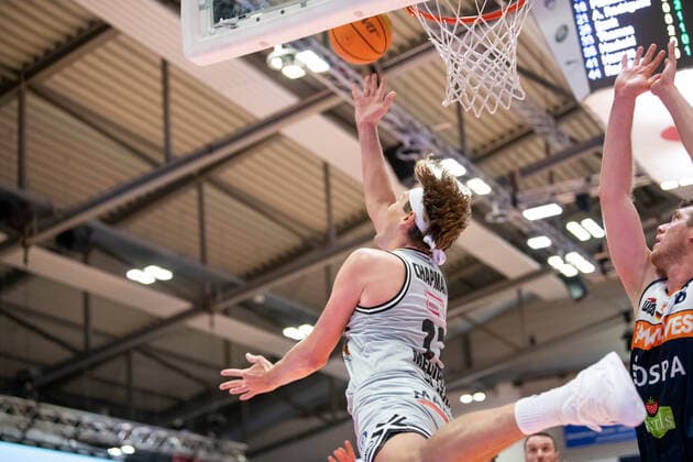 BARMER 2 Basketball Bundesliga ProA season 2021 2022 Matchday 26 on 20 2 22 Medipolis SC Jena vs Rostock Seawolves v li Clint Chapman Jena at the basket against Till Gloger Rostock Sparkassen Arena