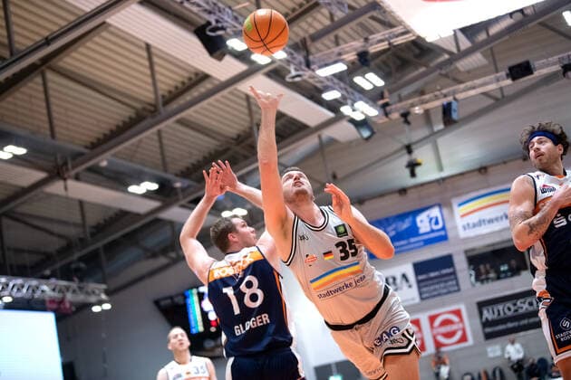 BARMER 2 Basketball Bundesliga ProA Season 2021 2022 Matchday 26 on 20 2 22 Medipolis SC Jena vs Rostock Seawolves center Stephan Haukohl Jena at the basket against Till Gloger Rostock Sparkassen Arena