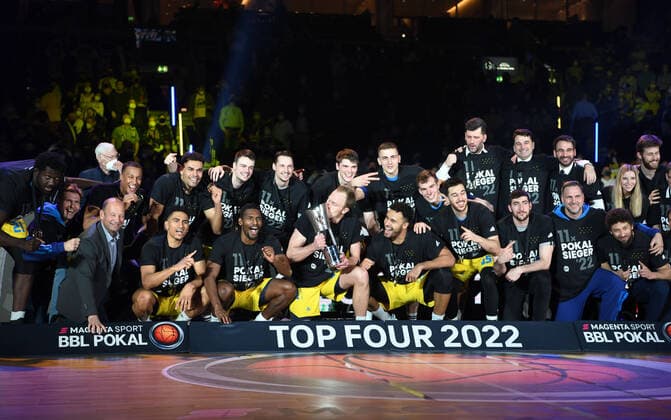 Basketball, men, 2021 2022 season, MagentaSport BBL Cup, Top Four Final , Hakro Merlins Crailsheim Alba Berlin, winning photo Alba Berlin, 20 02 2022, Copyright: xSebastianxRäppold MatthiasxKochx