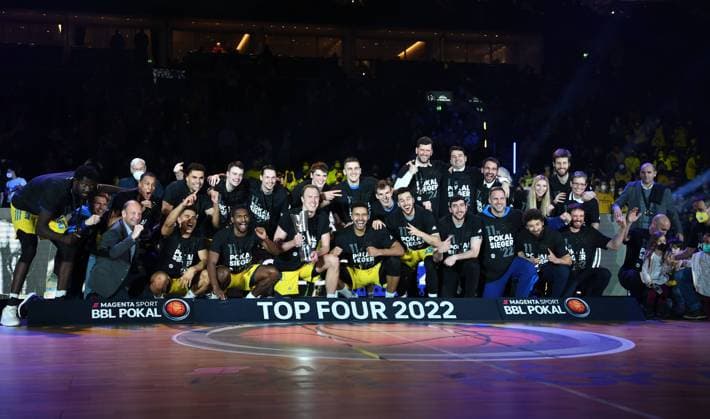 Basketball, men, 2021 2022 season, MagentaSport BBL Cup, Top Four Final , Hakro Merlins Crailsheim Alba Berlin, winning photo Alba Berlin, 20 02 2022, Copyright: xSebastianxRäppold MatthiasxKochx