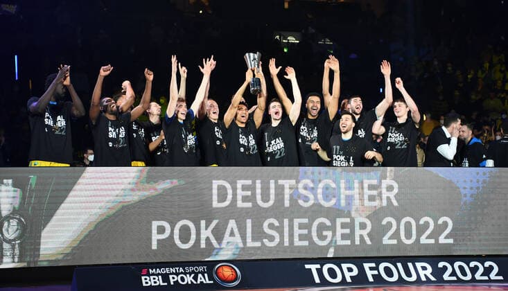 Basketball, men, season 2021 2022, MagentaSport BBL Cup, Top Four Final , Hakro Merlins Crailsheim Alba Berlin, Maodo Lo Alba Berlin stretches the cup in the air, 20 02 2022, Copyright: xSebastianxRäppold MatthiasxKochx