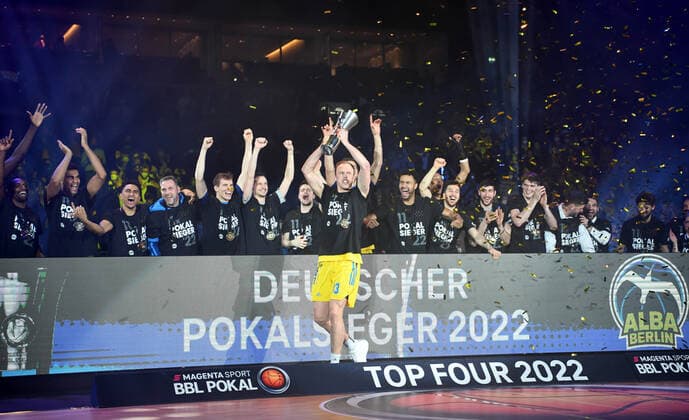 Basketball, men, 2021 2022 season, MagentaSport BBL Cup, Top Four Final , Hakro Merlins Crailsheim Alba Berlin, Luke Sikma Alba Berlin raises the cup in the air, 20 02 2022, Copyright: xSebastianxRäppold MatthiasxKochx