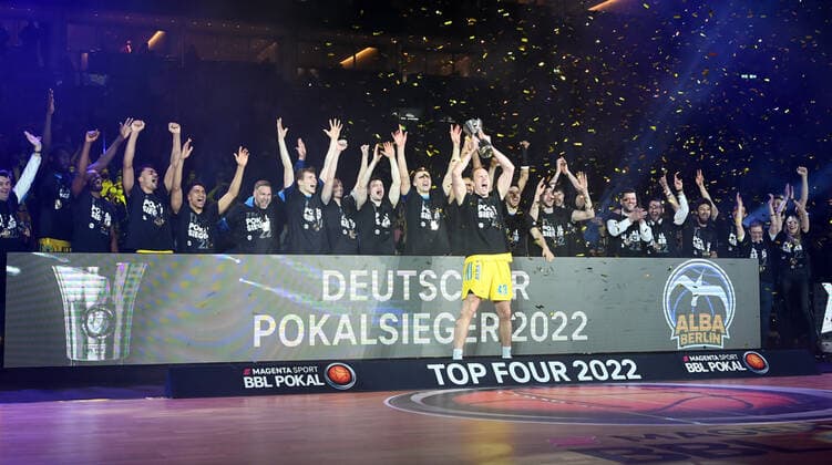 Basketball, men, 2021 2022 season, MagentaSport BBL Cup, Top Four Final , Hakro Merlins Crailsheim Alba Berlin, Luke Sikma Alba Berlin raises the cup in the air, 20 02 2022, Copyright: xSebastianxRäppold MatthiasxKochx