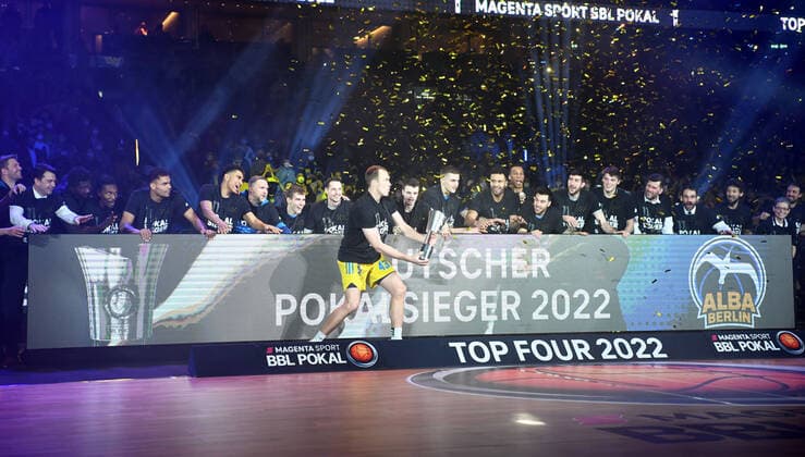 Basketball, men, 2021 2022 season, MagentaSport BBL Cup, Top Four Final , Hakro Merlins Crailsheim Alba Berlin, Luke Sikma Alba Berlin raises the cup in the air, 20 02 2022, Copyright: xSebastianxRäppold MatthiasxKochx