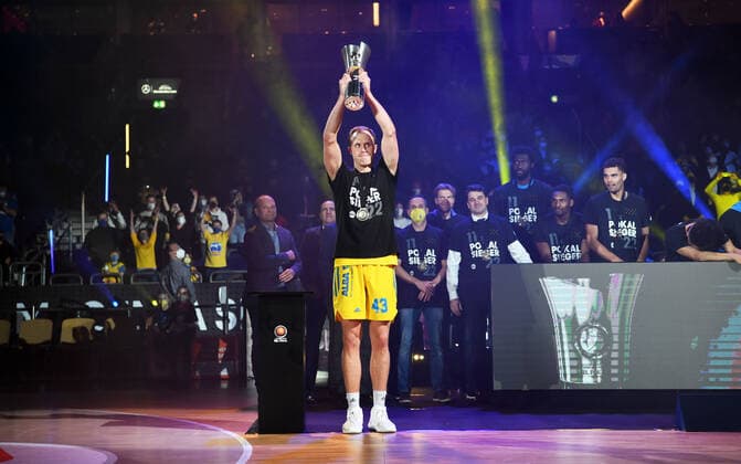 Basketball, men, 2021 2022 season, MagentaSport BBL Cup, Top Four Final , Hakro Merlins Crailsheim Alba Berlin, Luke Sikma Alba Berlin raises the cup in the air, 20 02 2022, Copyright: xSebastianxRäppold MatthiasxKochx