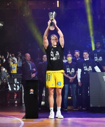 Basketball, men, 2021 2022 season, MagentaSport BBL Cup, Top Four Final , Hakro Merlins Crailsheim Alba Berlin, Luke Sikma Alba Berlin raises the cup in the air, 20 02 2022, Copyright: xSebastianxRäppold MatthiasxKochx