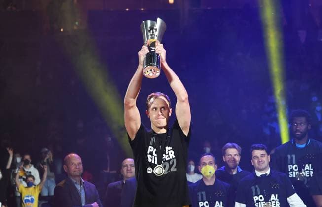 Basketball, men, 2021 2022 season, MagentaSport BBL Cup, Top Four Final , Hakro Merlins Crailsheim Alba Berlin, Luke Sikma Alba Berlin raises the cup in the air, 20 02 2022, Copyright: xSebastianxRäppold MatthiasxKochx