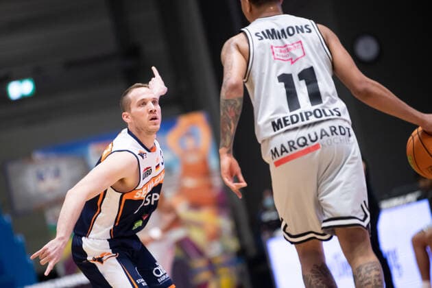 BARMER 2 Basketball Bundesliga ProA season 2021 2022 Matchday 26 on 20 2 22 Medipolis SC Jena vs Rostock Seawolves v li Bradley Loesing Rostock vs Rayshawn Simmons Jena Sparkassen Arena
