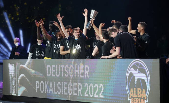 Cup winner Alba Berlin team celebrates sports basketball BBL Cup Top Four mens final season 2021 2022 20 02 2022 Alba Berlin vs HAKRO Merlins Crailsheim