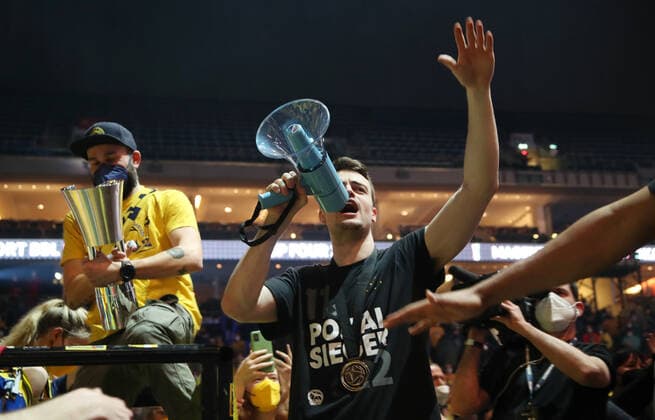Cup winner Jonas Mattissek celebrates with fans Sports Basketball BBL Cup Top Four Mens Final Season 2021 2022 20 02 2022 Alba Berlin vs HAKRO Merlins Crailsheim