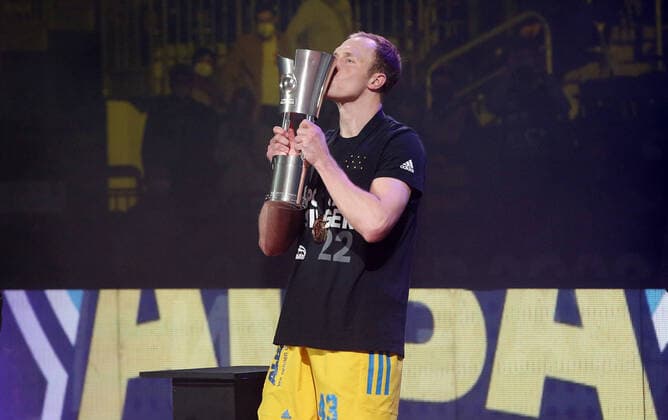 Cup winner Luke Sikma kisses the cup Sport Basketball BBL Cup Top Four Mens Final Season 2021 2022 20 02 2022 Alba Berlin vs HAKRO Merlins Crailsheim