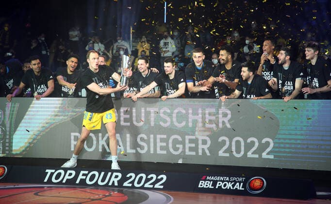 Basketball, BBL Cup Final, ALBA Berlin celebrates Cup victory