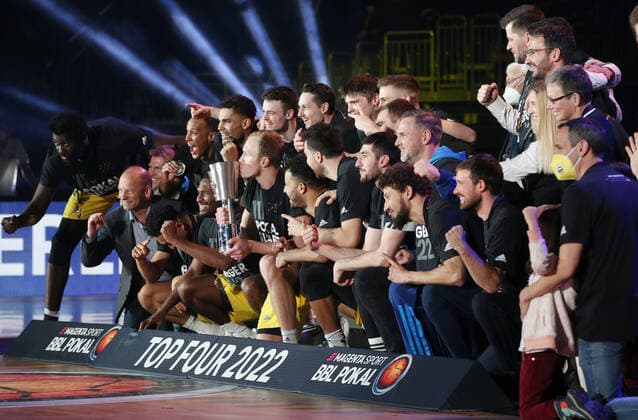 Cup winner Alba Berlin team celebrates Luke Sikma with trophy Sport Basketball BBL Cup Top Four mens final season 2021 2022 20 02 2022 Alba Berlin vs HAKRO Merlins Crailsheim