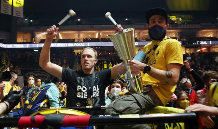 Cup winner Luke Sikma celebrates with fans Sports Basketball BBL Cup Top Four Mens Final Season 2021 2022 20 02 2022 Alba Berlin vs HAKRO Merlins Crailsheim